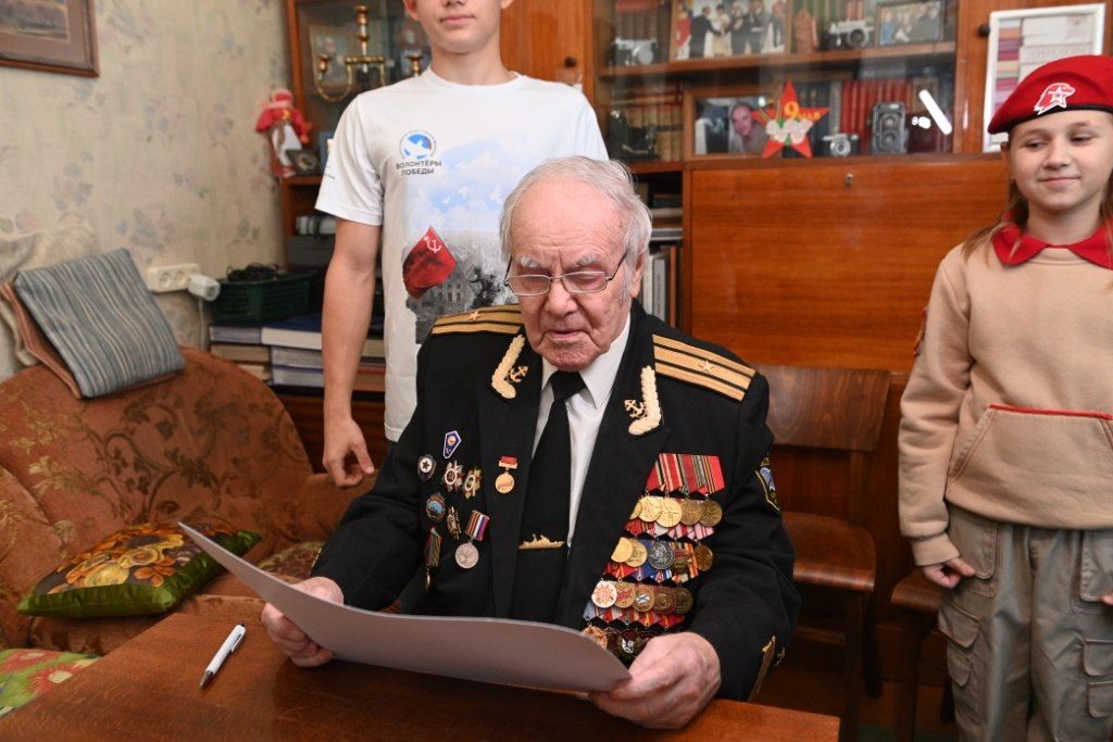 Ветераны Великой Отечественной войны и юнармейцы передали «Капсулу времени» в Национальный музей Карелии Ветераны Великой Отечественной войны и юнармейцы передали «Капсулу времени» в Национальный музей Карелии