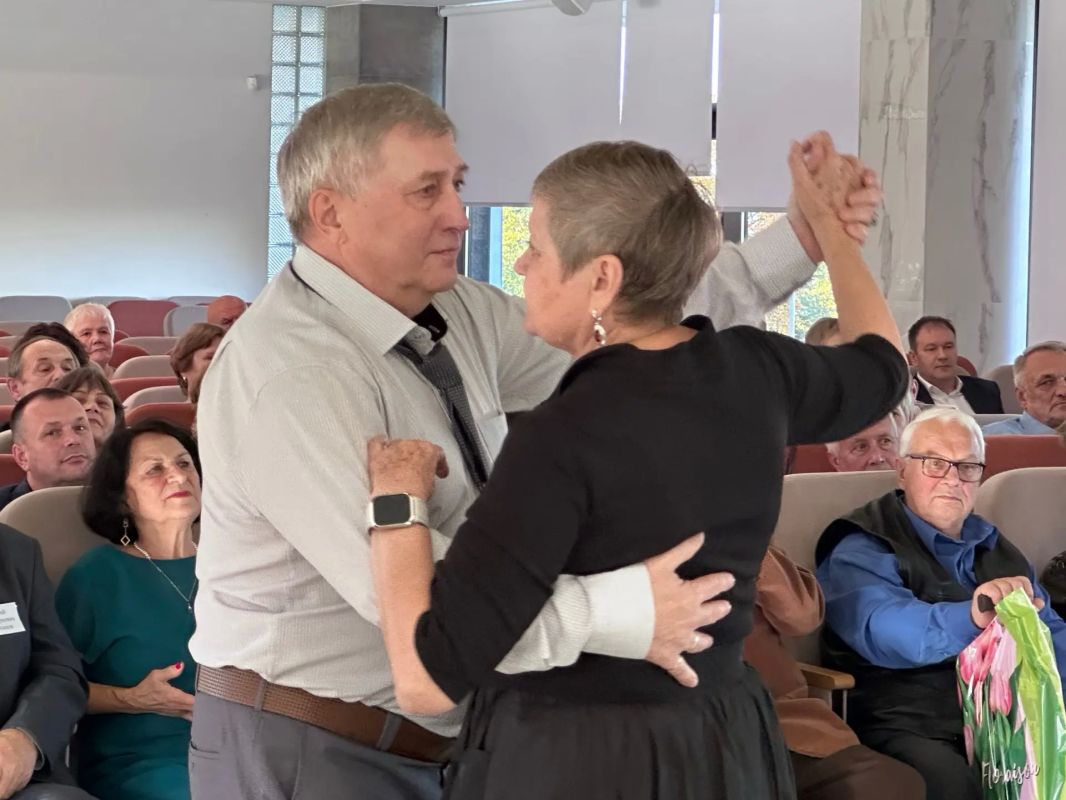 Колыхматова: Любовь сквозь года . В Петрозаводске провели особенный и очень трогательный ежегодный праздник — «Бал свадебных юбиляров» Колыхматова: Любовь сквозь года . В Петрозаводске провели особенный и очень трогательный ежегодный праздник — «Бал свадебных юбиляров»
