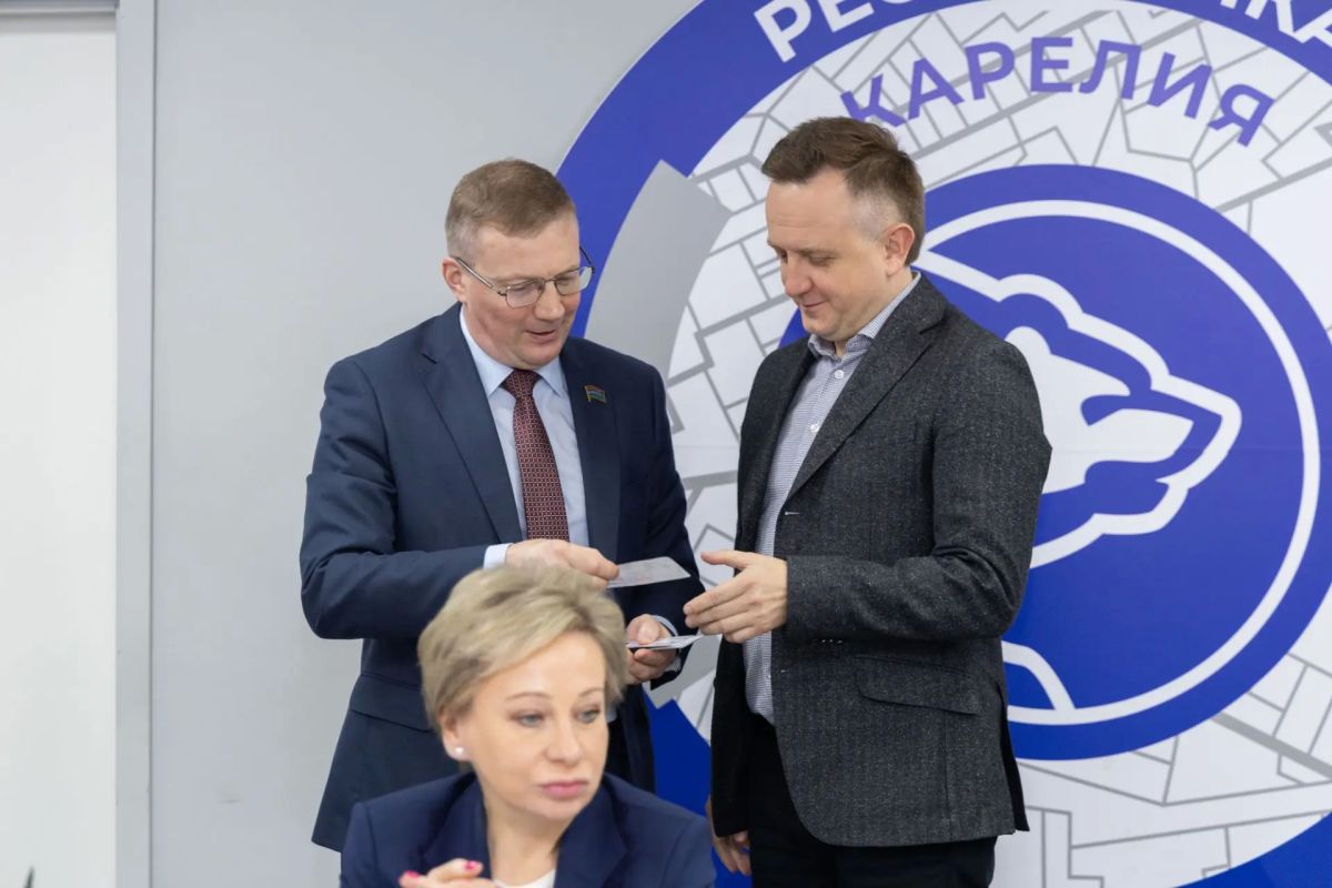 Избирком Карелии вручил удостоверения избранным депутатам Законодательного Собрания Республики Карелия восьмого созыва Избирком Карелии вручил удостоверения избранным депутатам Законодательного Собрания Республики Карелия восьмого созыва