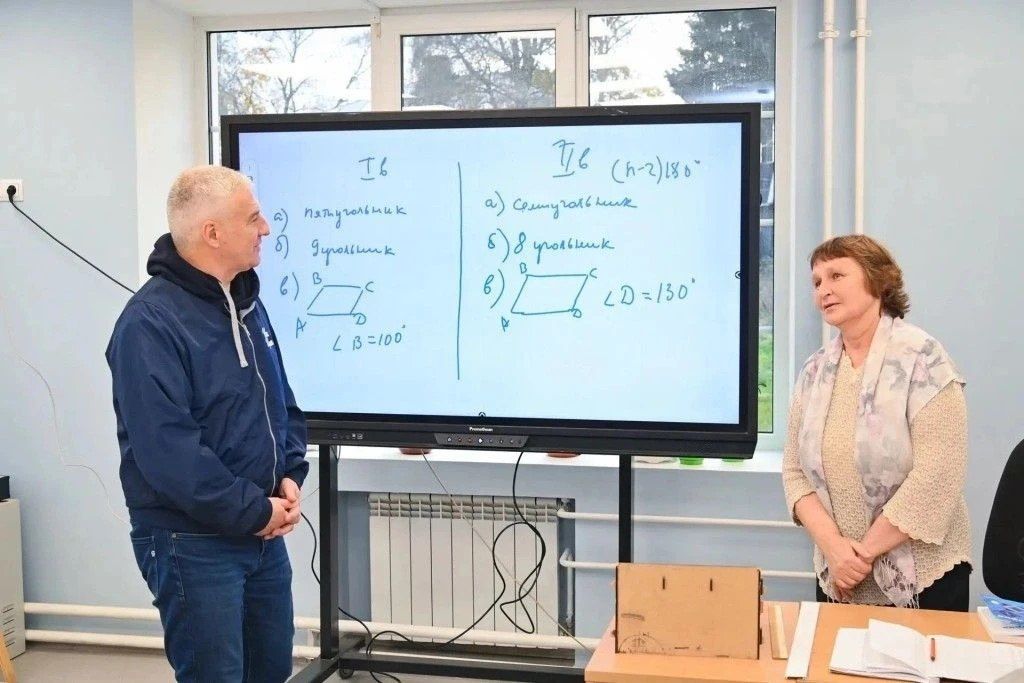 Глава Карелии оценил капитальный ремонт школы № 4 в Сортавале Глава Карелии оценил капитальный ремонт школы № 4 в Сортавале