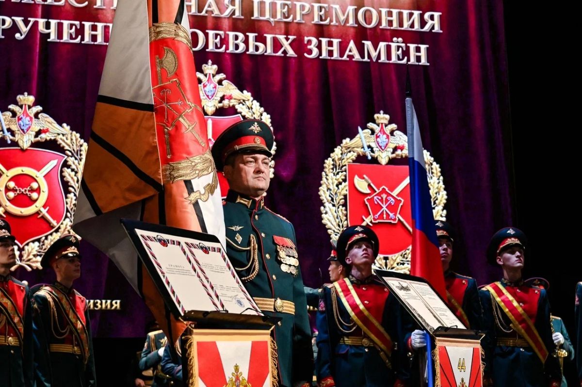 Артур Парфенчиков: Историческое событие состоялось сегодня в Петрозаводске – подразделениям 44-го армейского корпуса, дислоцирующимся в Карелии, были переданы боевые знамёна Артур Парфенчиков: Историческое событие состоялось сегодня в Петрозаводске – подразделениям 44-го армейского корпуса, дислоцирующимся в Карелии, были переданы боевые знамёна