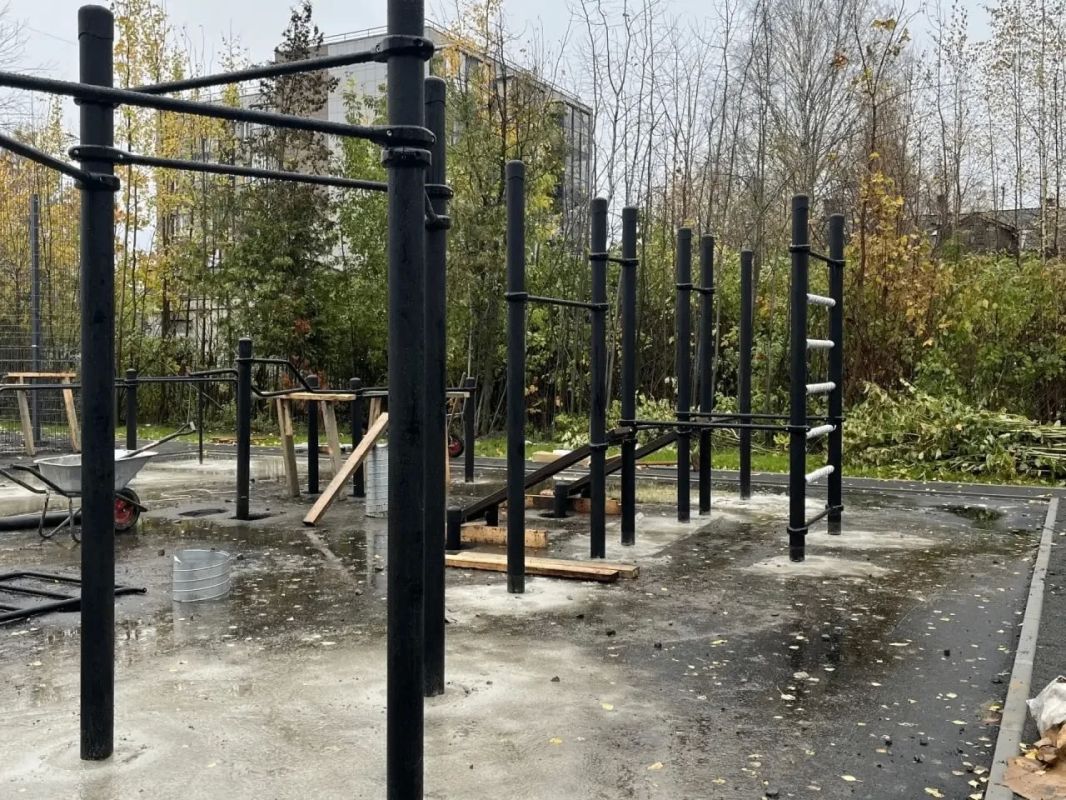 На «умной» спортивной площадке в Петрозаводске устанавливают уличные тренажеры и оборудование