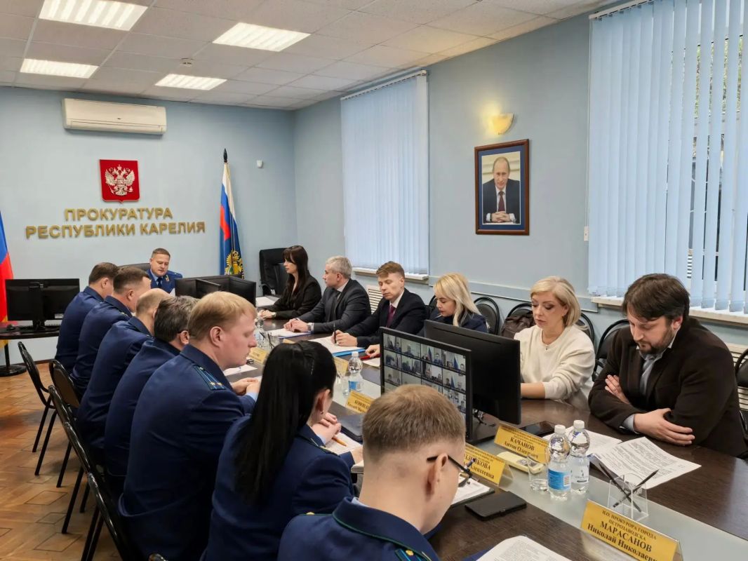 В прокуратуре Республики Карелия под председательством исполняющего обязанности прокурора республики Сергея Спиридонова состоялось расширенное заседание коллегии по вопросам состояния законности и результатов проверки... В прокуратуре Республики Карелия под председательством исполняющего обязанности прокурора республики Сергея Спиридонова состоялось расширенное заседание коллегии по вопросам состояния законности и результатов проверки...