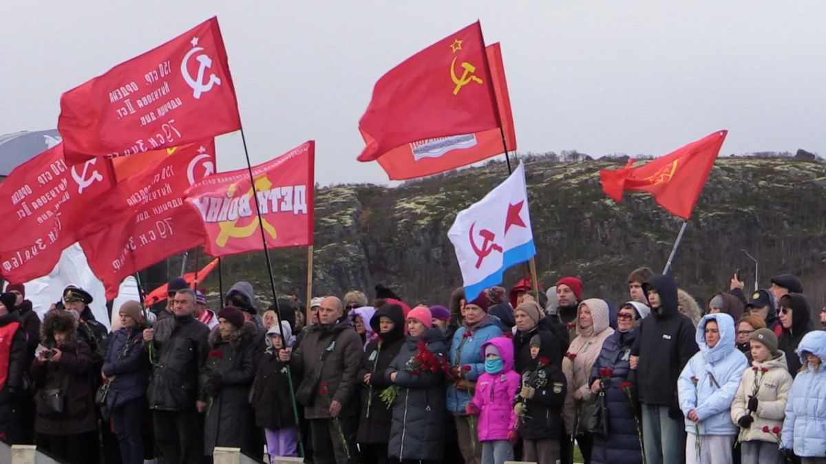 Военные следователи Северного флота почтили память павших героев Заполярья Военные следователи Северного флота почтили память павших героев Заполярья
