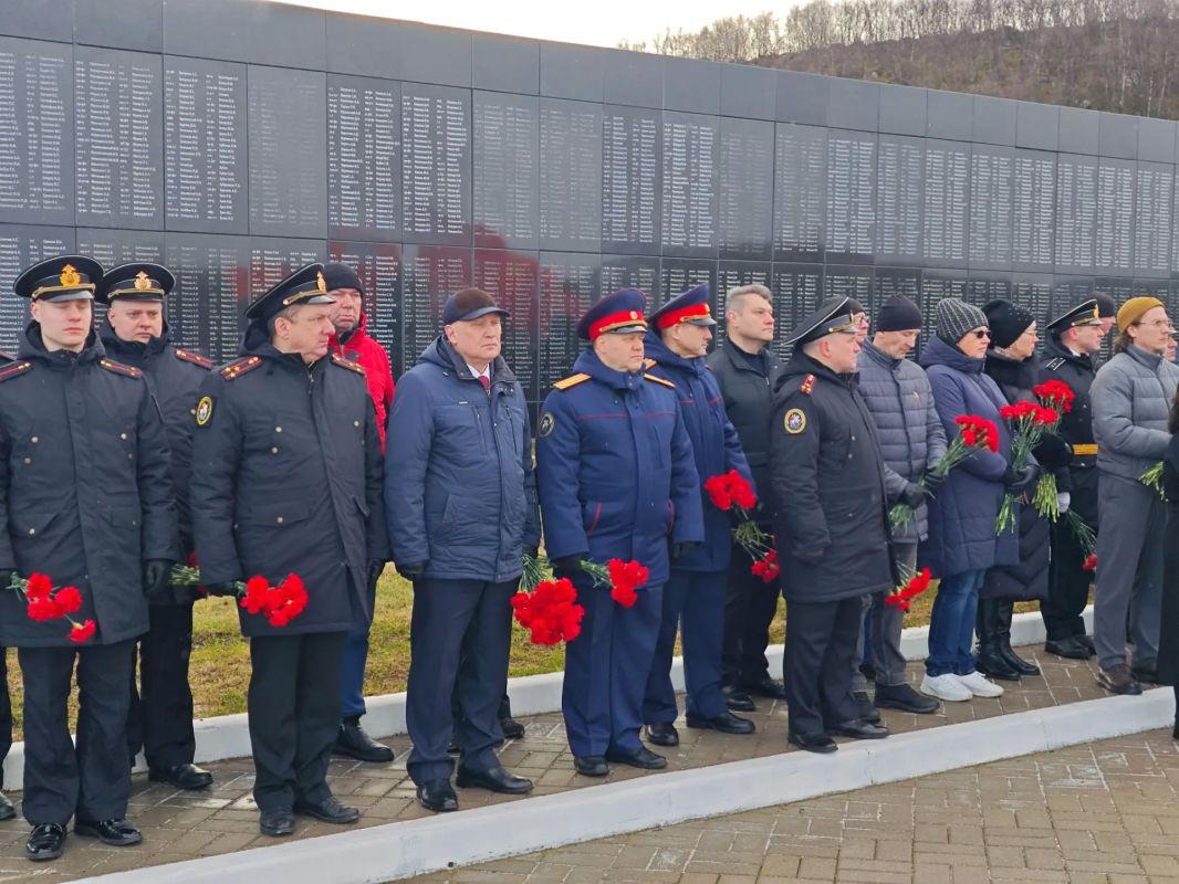 Военные следователи Северного флота почтили память павших героев Заполярья Военные следователи Северного флота почтили память павших героев Заполярья