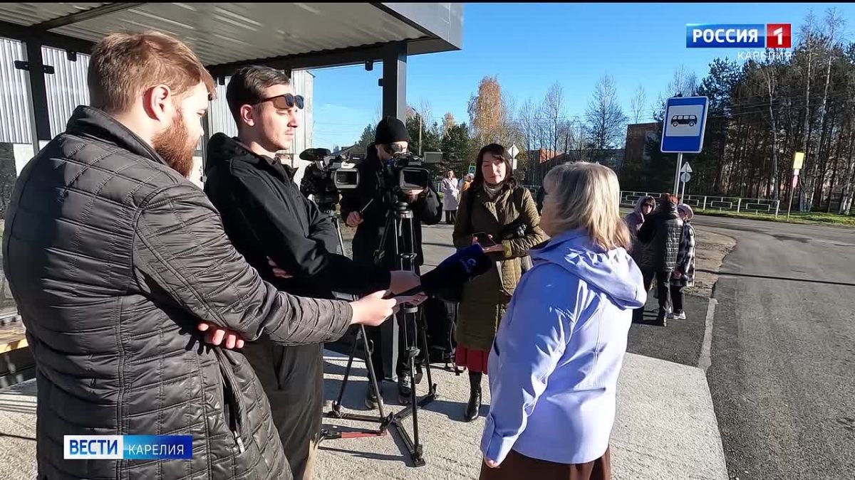В поселке Мелиоративный Прионежского района завершились работы по асфальтированию дороги и обустройству новой остановки