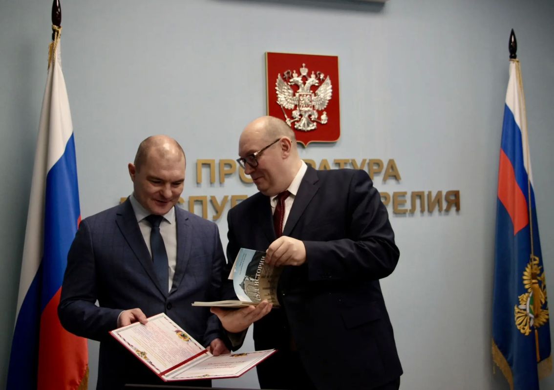 В прокуратуре Республики Карелия в торжественной обстановке состоялось вручение памятного адреса и ведомственной награды В прокуратуре Республики Карелия в торжественной обстановке состоялось вручение памятного адреса и ведомственной награды