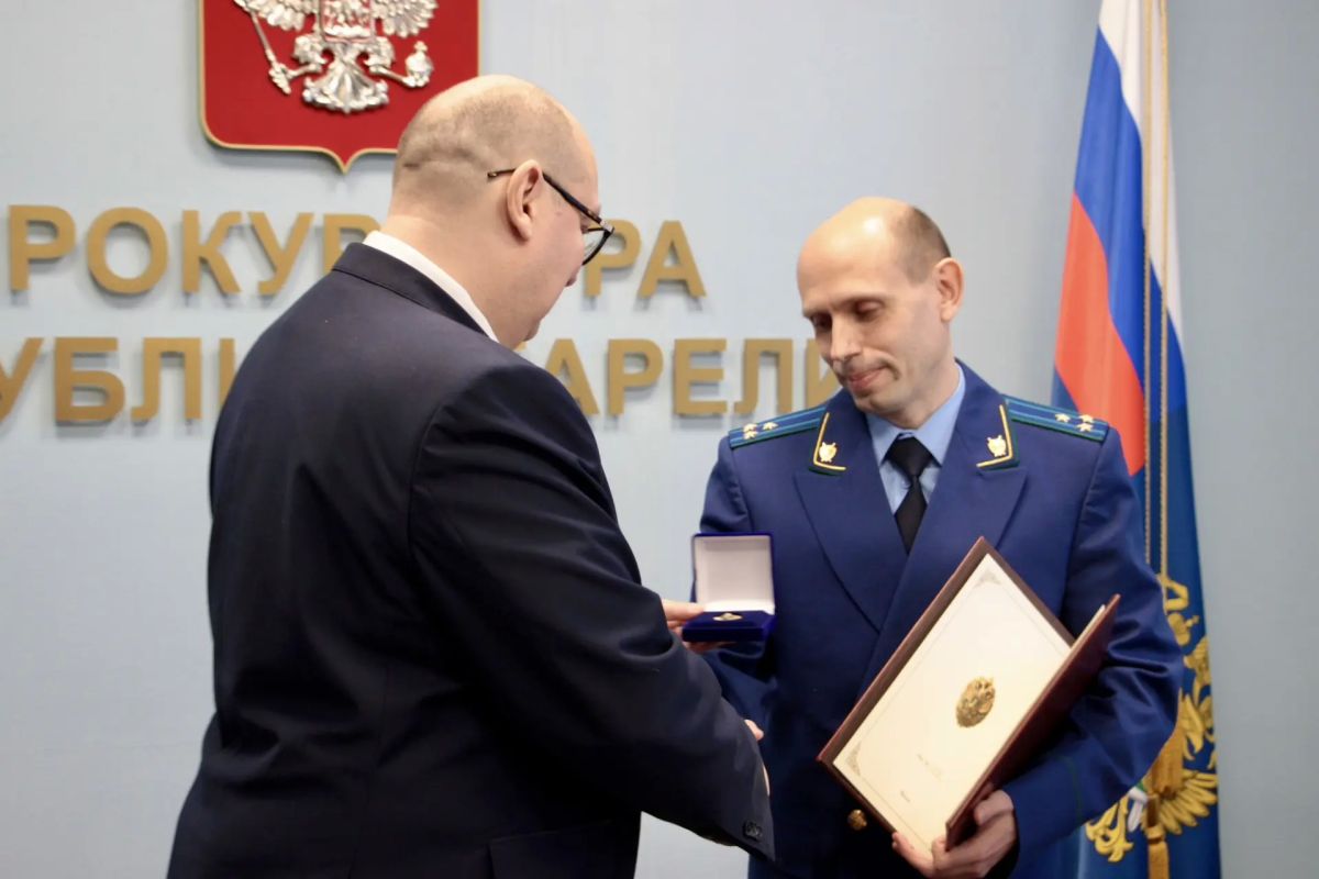 В прокуратуре Республики Карелия в торжественной обстановке состоялось вручение памятного адреса и ведомственной награды В прокуратуре Республики Карелия в торжественной обстановке состоялось вручение памятного адреса и ведомственной награды