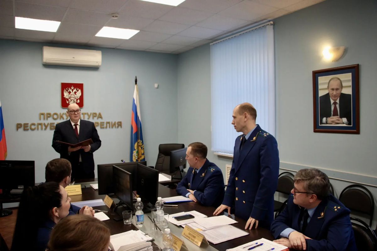 В прокуратуре Республики Карелия в торжественной обстановке состоялось вручение памятного адреса и ведомственной награды В прокуратуре Республики Карелия в торжественной обстановке состоялось вручение памятного адреса и ведомственной награды