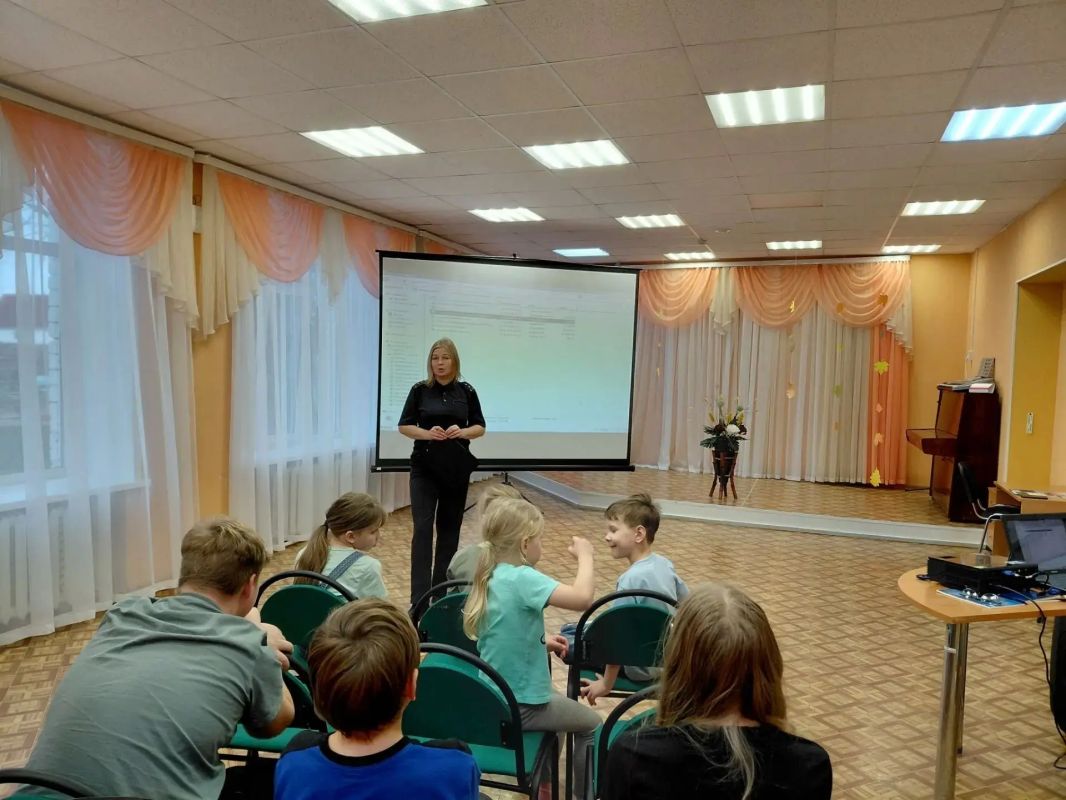 Безопасные каникулы: полицейские и общественники Кондопоги провели мероприятие для воспитанников Центра помощи детям «Надежда» Безопасные каникулы: полицейские и общественники Кондопоги провели мероприятие для воспитанников Центра помощи детям «Надежда»
