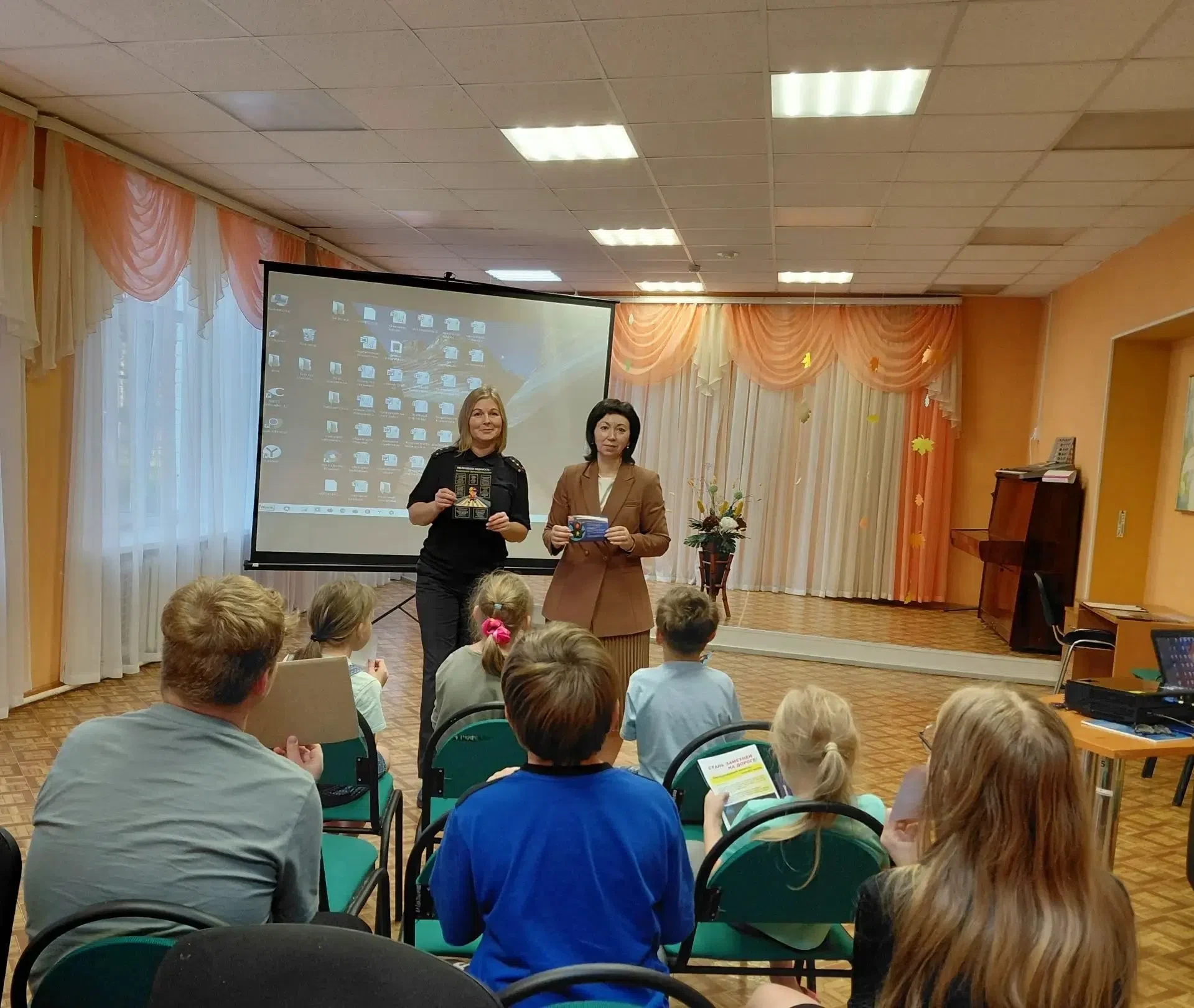 Безопасные каникулы: полицейские и общественники Кондопоги провели мероприятие для воспитанников Центра помощи детям «Надежда»