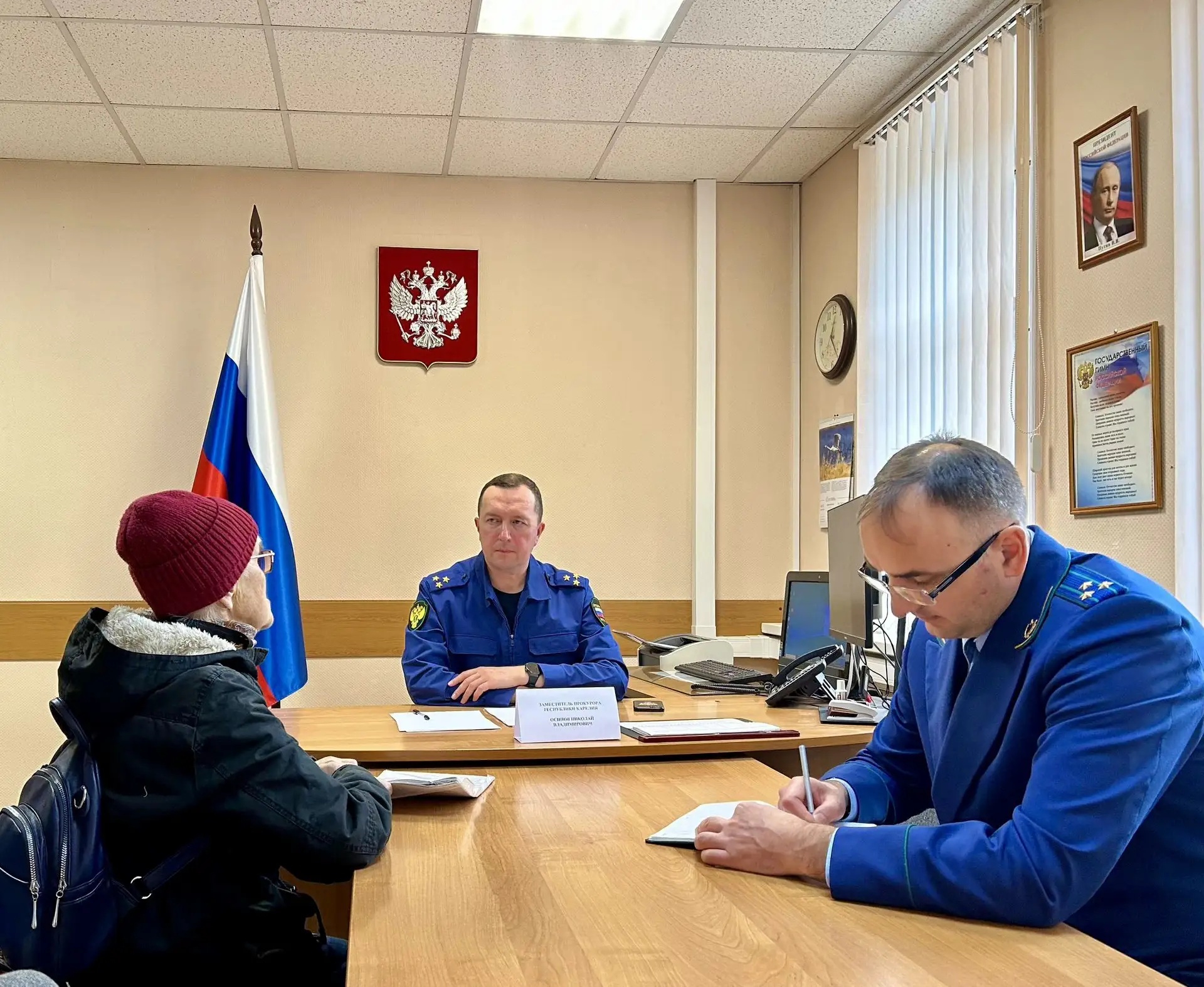 Заместитель прокурора республики Николай Осипов в рамках работы мобильной приемной провел личный прием жителей Пудожского муниципального района